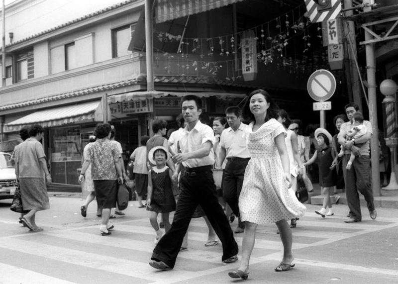 昭和42年の天神橋筋商店街（写真提供：さざんかホール）入口