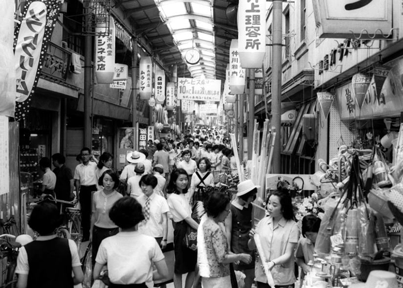 昭和42年の天神橋筋商店街（写真提供：さざんかホール）